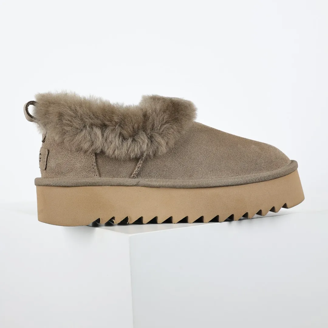 Pick up locally 💰580 Core recommendation Good price It is a very suitable choice for home use. In recent years, uug has launched a series of styles, which are partially geared towards the preferences of young consumers and have also moved to the forefront of fashion trends. Shoe body material: water-repellent coated suede upper, 17 mm UGGPURE™ implantable wool insole, lightweight non-slip and comfortable rubber outsole, with brand LOGO and trademark, with full packaging Size: 35 36 37 38 39 40
